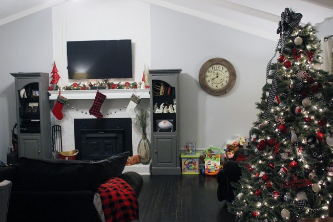 http://reasonstocomehome.com/wp-content/uploads/2017/12/Christmas-Living-Room-5-650x434.jpg