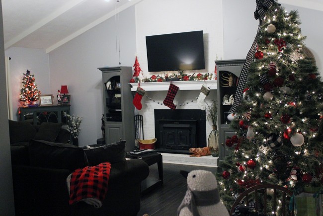 http://reasonstocomehome.com/wp-content/uploads/2017/12/Christmas-Living-Room-7-650x434.jpg