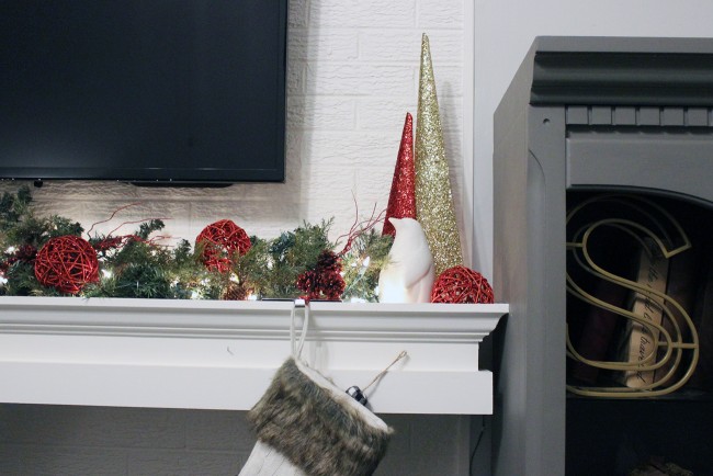 http://reasonstocomehome.com/wp-content/uploads/2017/12/Christmas-Mantel-13-650x434.jpg