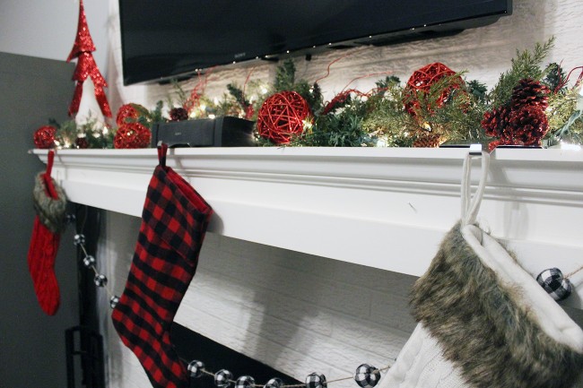 farmhouse christmas mantel